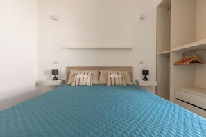 3 chambres, fer et planche à repasser