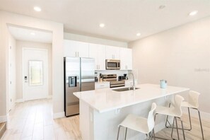 ثلاجة، ميكروويف، فرن، موقد طهي مسطح