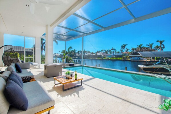 A heated pool - VRCC Villa Metropolis (Cape Coral)