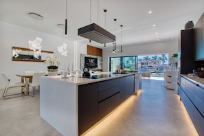 Fridge, microwave, oven, stovetop - VRCC Villa Metropolis (Cape Coral)