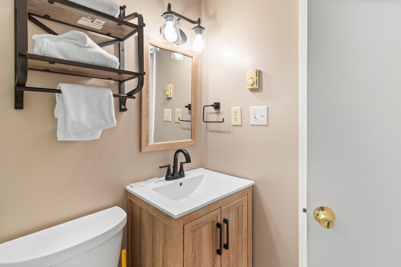 Articles de toilette gratuits, sèche-cheveux, serviettes fournies