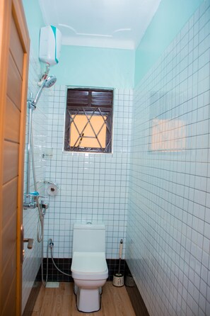 Douche, sèche-cheveux, serviettes fournies, shampoing