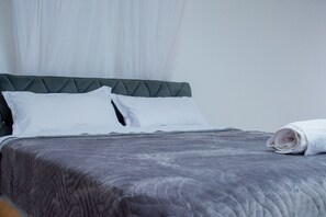 1 bedroom, desk, iron/ironing board, free WiFi - Travel Sanctuary Residence L- ideal Couple Luxury Suite with Kitchenet.  (Kampala)