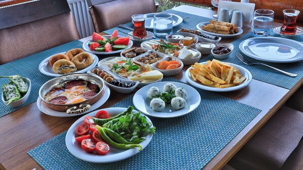 Free daily cooked-to-order breakfast