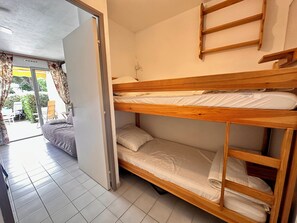 2 bedrooms, iron/ironing board, bed sheets - Escapade Marine - P2 avec terrasse et parking proche de la plage (Le Grau-du-Roi)