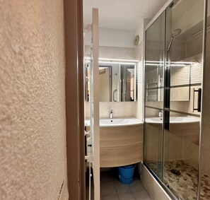 Shower, hair dryer, towels, soap - Escapade Marine - P2 avec terrasse et parking proche de la plage (Le Grau-du-Roi)