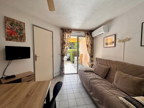 TV - Escapade Marine - P2 avec terrasse et parking proche de la plage (Le Grau-du-Roi)