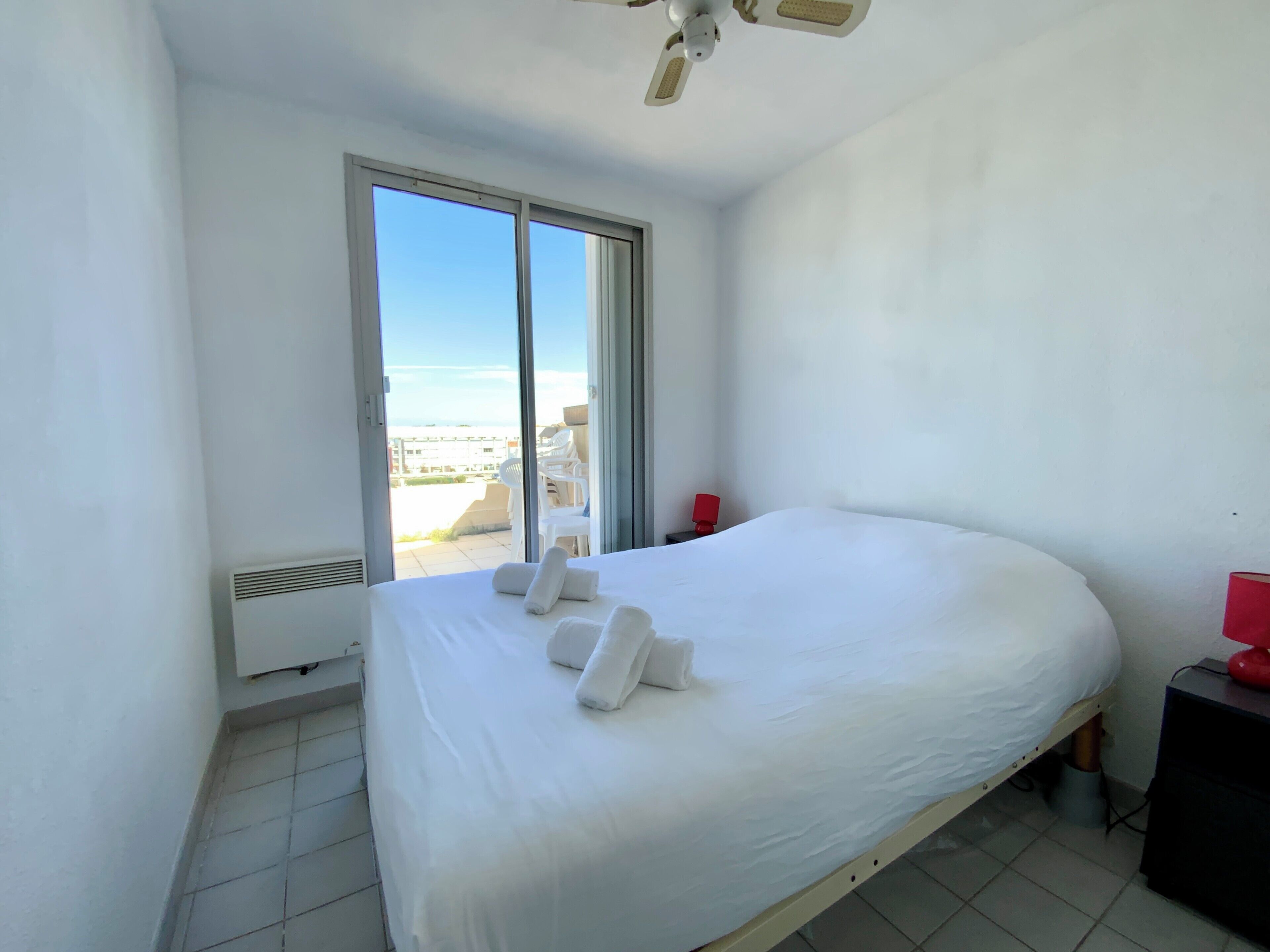 1 chambre, fer et planche à repasser