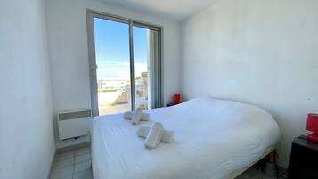 1 chambre, fer et planche à repasser