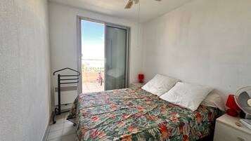 1 slaapkamer, een strijkplank/strijkijzer