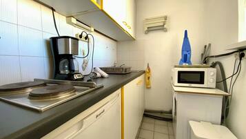 Réfrigérateur, micro-ondes, four, cafetière/bouilloire