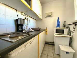 Refrigerador, microondas, horno y cafetera y tetera 