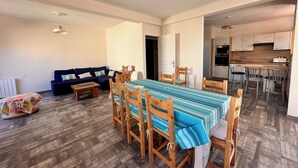 Un appartement moderne comprenant un coin repas, un salon avec un canapé et une cuisine.