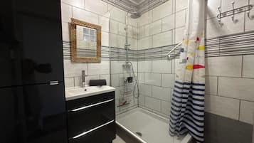 Ducha, artículos de tocador gratuitos, secador de pelo