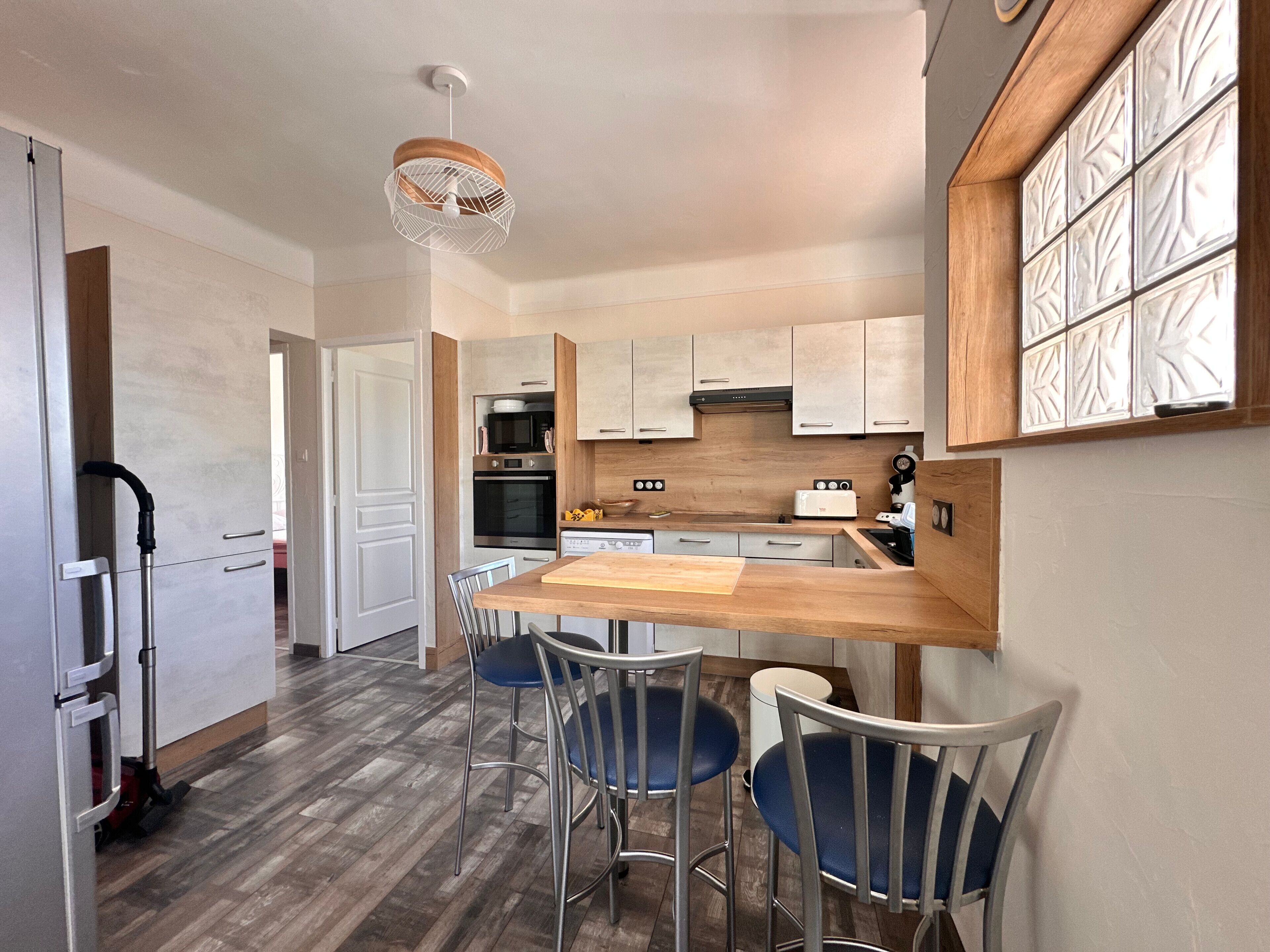 Een koelkast, een oven, een vaatwasser, een koffiezetapparaat/waterkoker