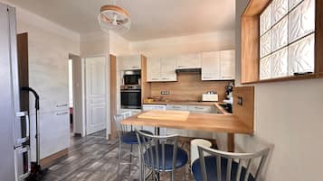 Een koelkast, een oven, een vaatwasser, een koffiezetapparaat/waterkoker