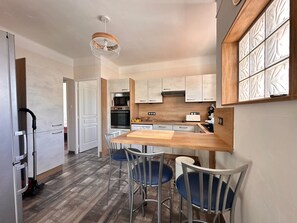 Fridge, oven, dishwasher, coffee/tea maker - COEUR DE CAMARGUE - Terrasse ,  proche de la Plage (Le Grau-du-Roi)