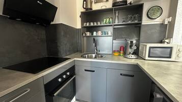Cafetera o tetera, frigorífico, microondas y horno
