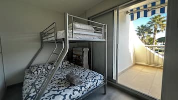 1 chambre, fer et planche Ă repasser