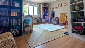 4 makuuhuonetta, silitysrauta/-lauta, ilmainen Wi-Fi, vuodevaatteet