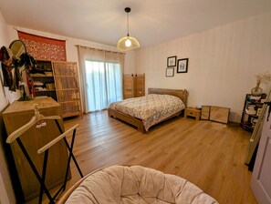 4 habitaciones, tabla de planchar con plancha y wifi gratis 