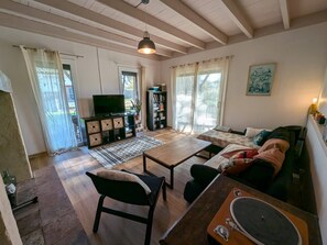 Télévision, lecteur de DVD, livres