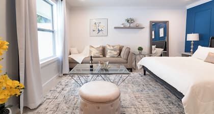 Charming studio in delightful Naples with King bed, Soaking Tub & Private Patio
