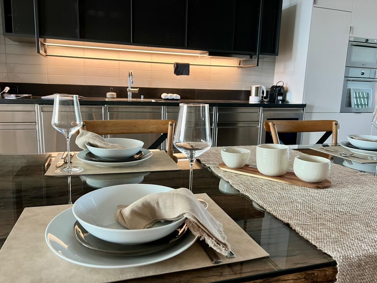 Ofen, Wasserkocher mit Kaffee-/Teezubehör, Wasserkocher, Esstisch