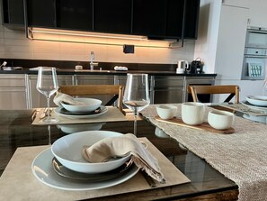 Oven, coffee/tea maker, electric kettle, dining tables - Zürich Penthouse Paradise: Stunning City Views! (Zürich)