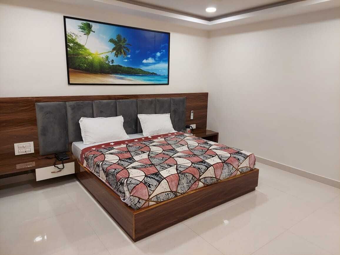 Dobbeltrom – deluxe | Safe på rommet, skrivebord, blendingsgardiner og strykejern/-brett