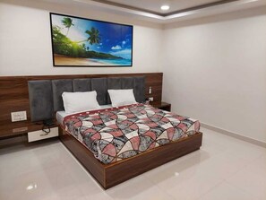 Deluxe Double Room | In-room safe, desk, blackout curtains, iron/ironing board