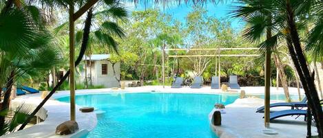 حمّام سباحة خارجي، مفتوح من 7:00 صباحًا إلى 10 صباحاً، كبائن مجانية