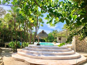 Piscine extérieure, cabanons gratuits, parasols de plage