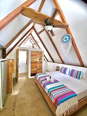 Hytte – comfort | Oppholdsområde | En 32-tommers smart-TV med digitale kanaler