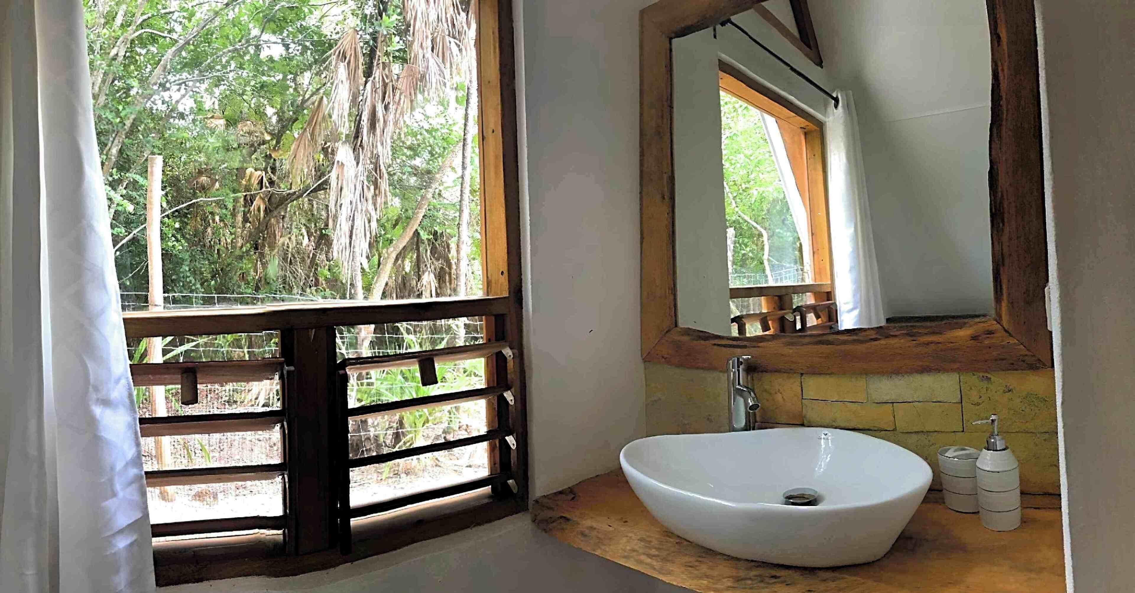 Comfort Cabin | Bathroom | Shower, rainfall showerhead, hair dryer, towels