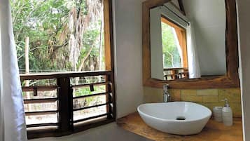 Comfort Cabin | Bathroom | Shower, rainfall showerhead, hair dryer, towels