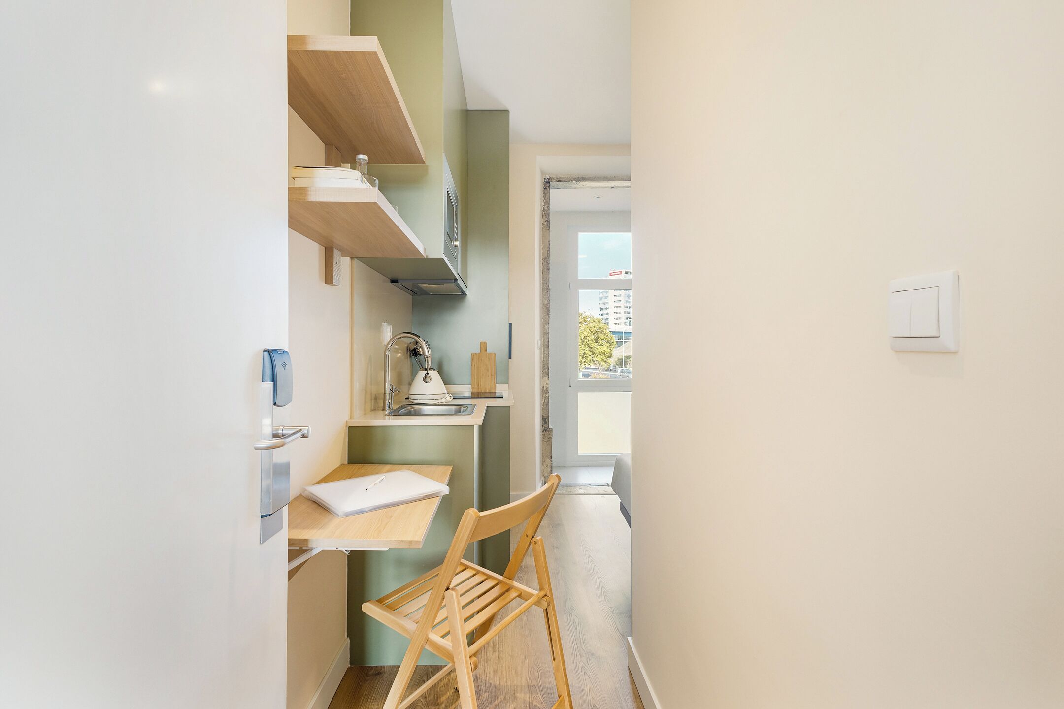 Studio Basic | Meja kerja, ruang kerja ramah laptop, dan Wi-Fi gratis