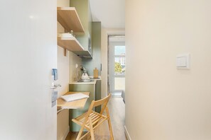 Bureau, espace de travail pour ordinateur portable, Wi-Fi gratuit