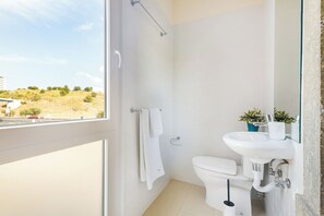 Basic-studiolejlighed | Badeværelse | Bruser, hårtørrer, håndklæder, Sæbe