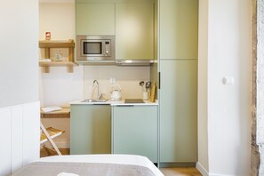 Basic Studio | Dapur peribadi | Peti sejuk, ketuhar gelombang mikro, dapur 