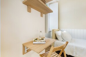 Bureau, espace de travail pour ordinateur portable, Wi-Fi gratuit