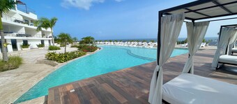Modern Luxury Apt w/ Private Jacuzzi, Pool & Nature Close to Pristine Beaches
