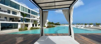 Modern Luxury Apt w/ Private Jacuzzi, Pool & Nature Close to Pristine Beaches