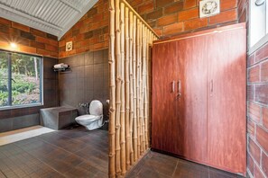 Biệt thự, 4 phòng ngủ | Phòng tắm | Buồng tắm vòi sen, đồ dùng nhà tắm miễn phí, khăn tắm, xà phòng