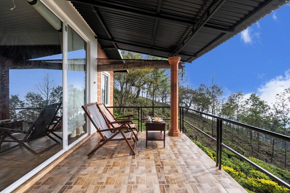 A balcony with a view of trees and a clear sky. - Lazy Hills by Xplore Indo (Kotagiri)