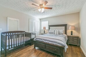 5 slaapkamers, een bureau, een strijkplank/strijkijzer, wifi