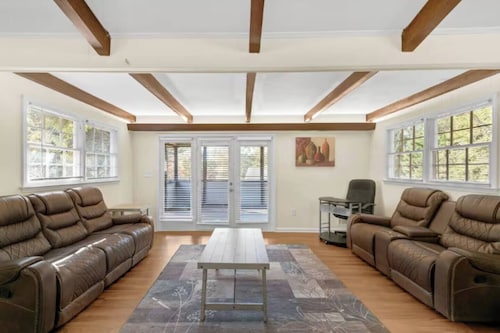 5 bedrooms | Great Neighborhood | 6 Flags