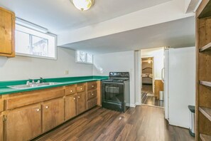 Een koelkast, een microgolfoven, een oven, een kookplaat