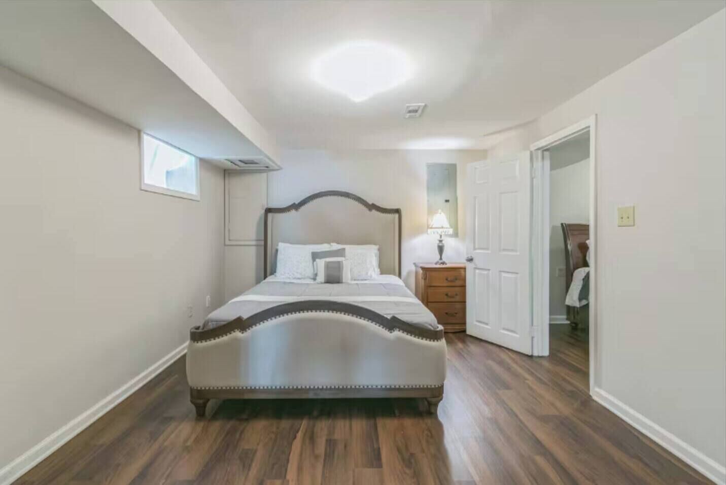 5 bedrooms, desk, iron/ironing board, WiFi