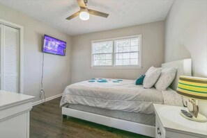 Desk, iron/ironing board, WiFi, bed sheets